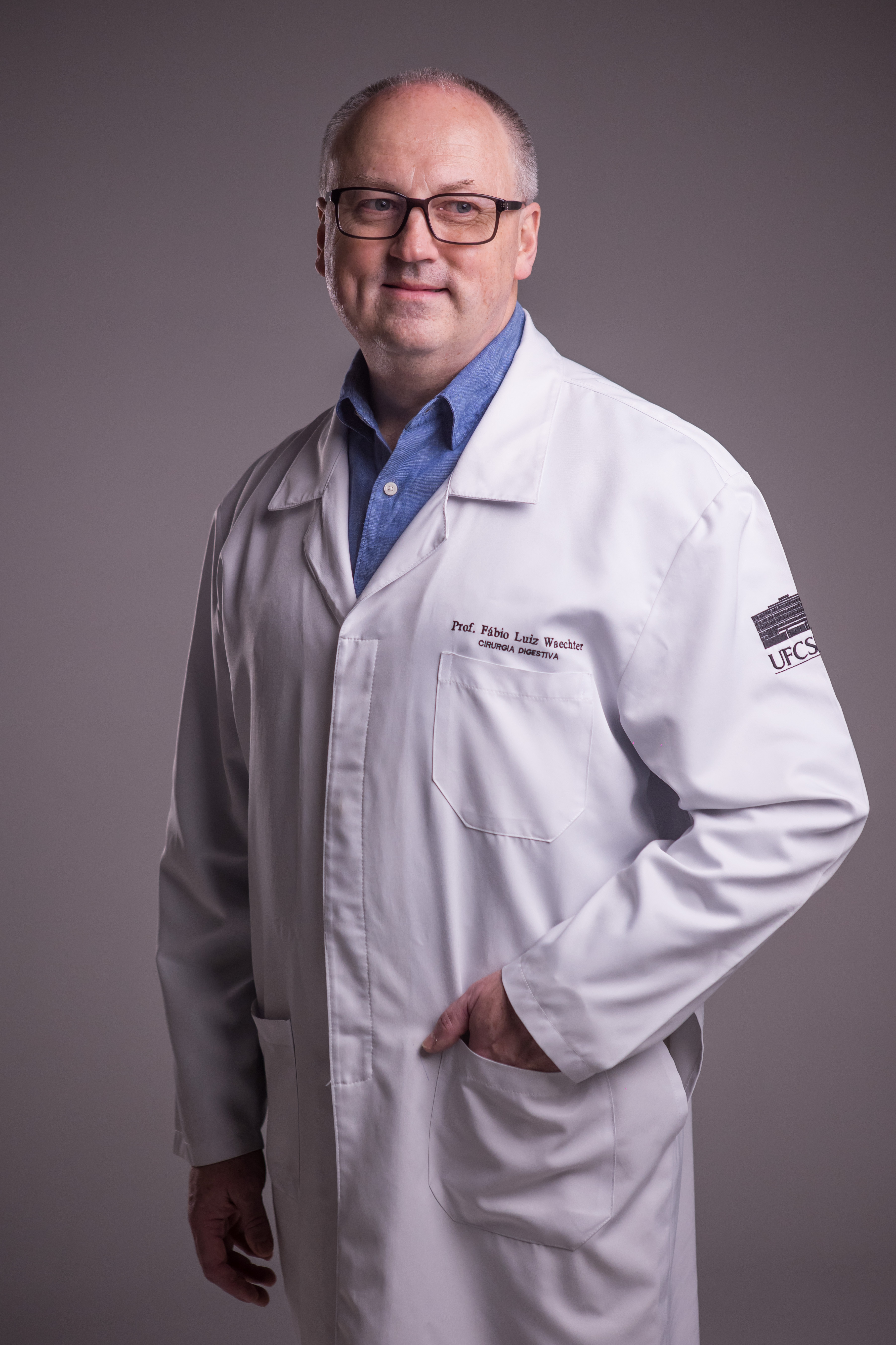 Dr. Fábio Luiz Waechter de jaleco com o bordado Prof. e o brasão da UFCSPA