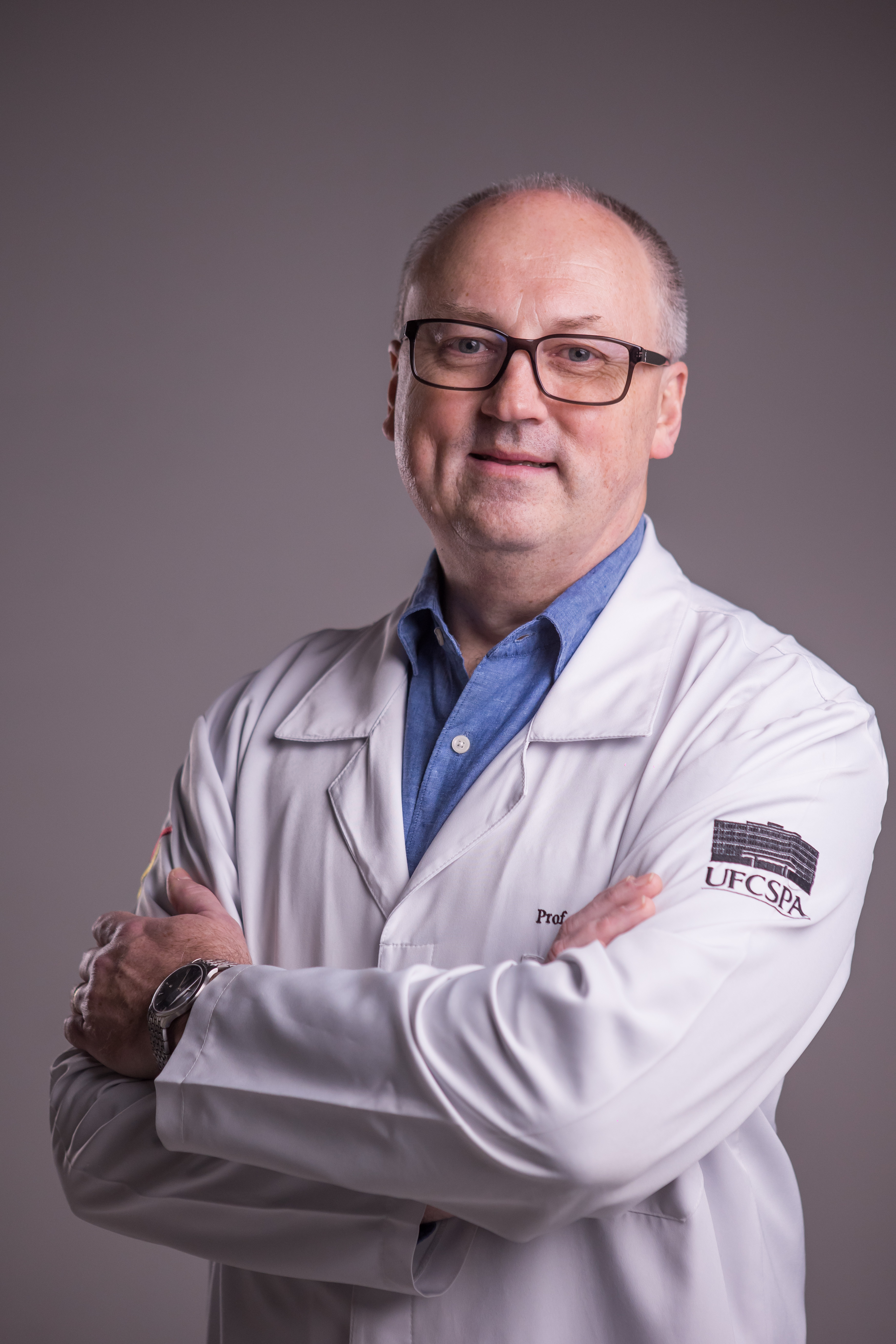 Dr. Fábio Luiz Waechter de jaleco, braços cruzados