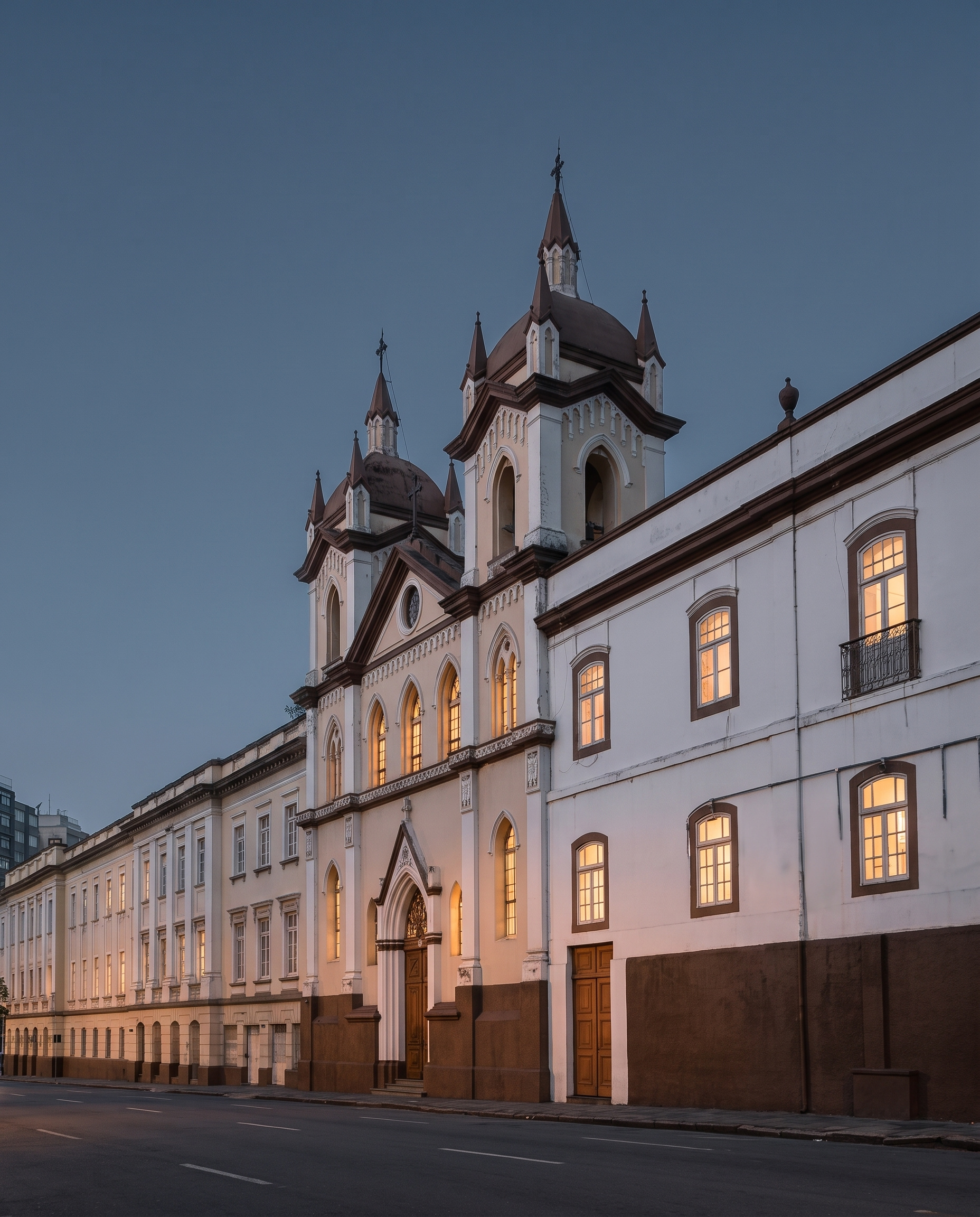 Fachada histórica da Santa Casa de Misericórdia de Porto Alegre ao anoitecer