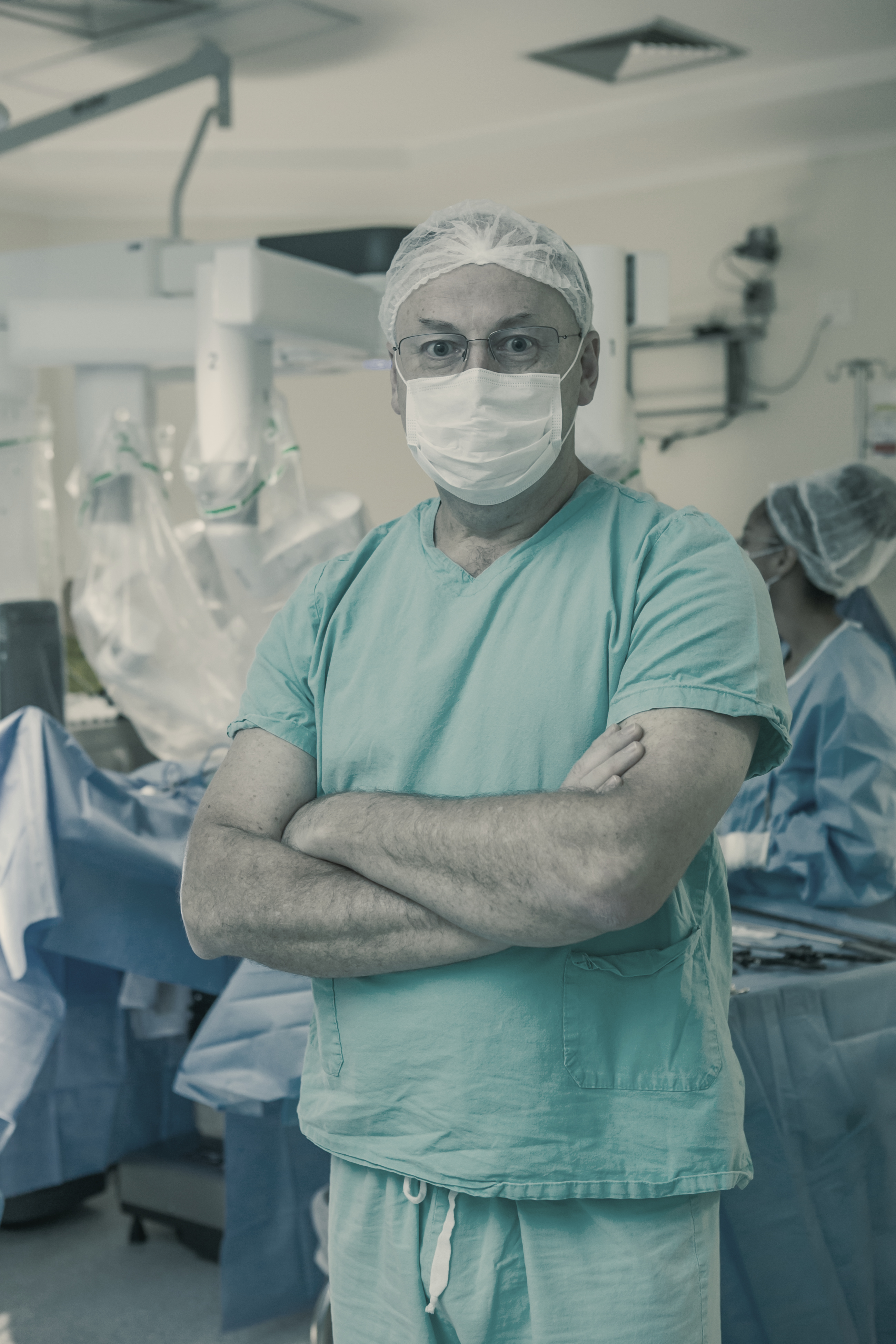 Dr. Fábio Luiz Waechter no bloco cirúrgico, de touca e máscara